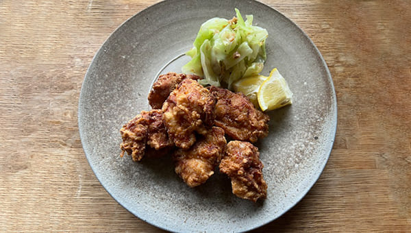 定番の唐揚げと、キャベツと梅の付け合わせのレシピ 定番の唐揚げと、キャベツと梅の付け合わせのレシピ