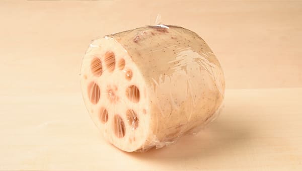カットされたれんこんはラップで包んで野菜室へ カットされたれんこんはラップで包んで野菜室へ