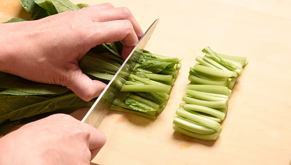 小松菜を3～4cmのざく切りにする