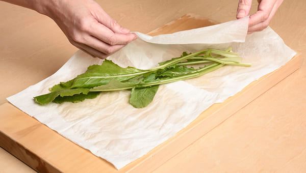 かぶの葉を湿らせたキッチンペーパーで包む