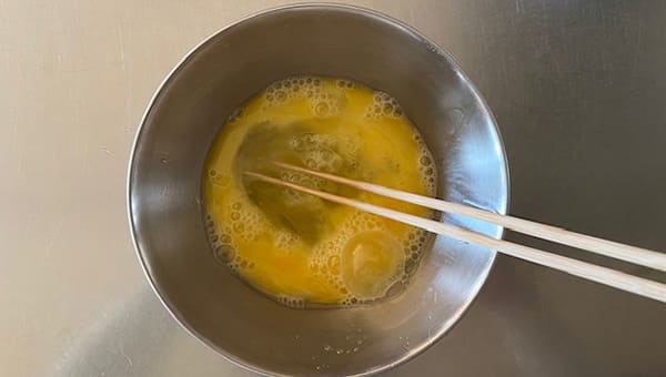 卵を軽く溶く