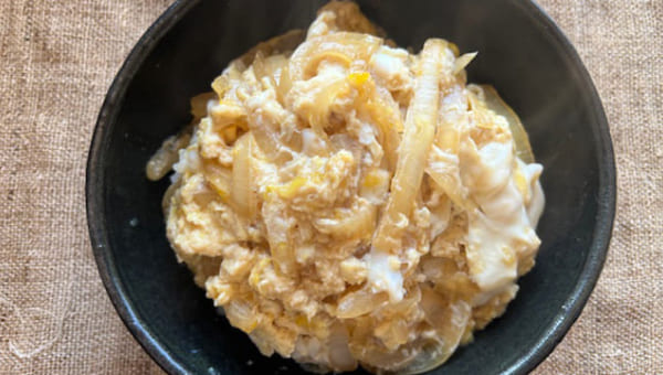 タマネギと卵だけでできる玉子丼レシピ タマネギと卵だけでできる玉子丼レシピ