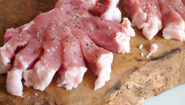 豚肉に、グローブ状の切り込みを入れる