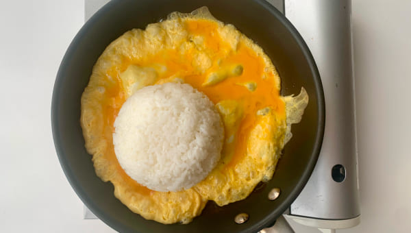 卵に火が入らないうちにご飯を入れる