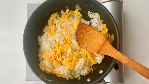木べらの面でご飯を押すようにほぐす