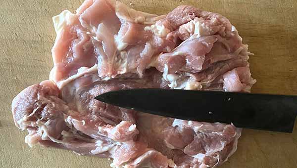鶏もも肉に切れ目を入れ、厚みを均等にする 鶏もも肉に切れ目を入れ、厚みを均等にする