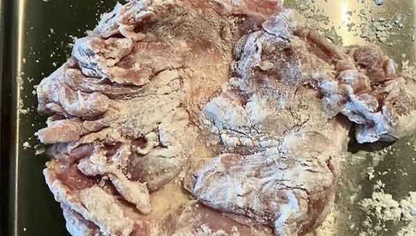 鶏もも肉に片栗粉を付ける 鶏もも肉に片栗粉を付ける
