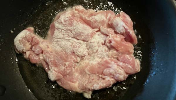 鶏もも肉の皮目から焼く 鶏もも肉の皮目から焼く