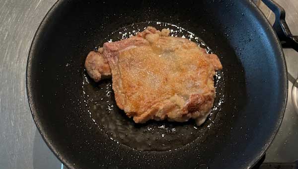 皮がパリッとしたら裏返して焼く 皮がパリッとしたら裏返して焼く