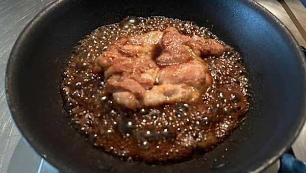中火で煮ながらタレを絡める 中火で煮ながらタレを絡める
