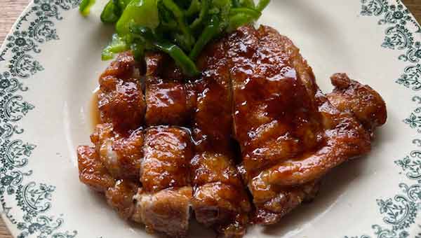 チキンの照り焼きとピーマンの塩あえの盛り付け チキンの照り焼きとピーマンの塩あえの盛り付け