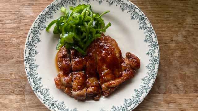 照り焼きチキンの作り方！ふっくら仕上げるコツ＆簡単付け合わせ