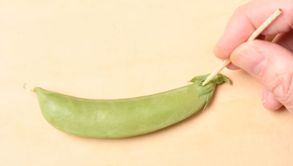 ヘタの下、平らな側につまようじを刺す