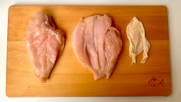 鶏肉に切り込みを入れ、左右に開いて厚みを均一にする