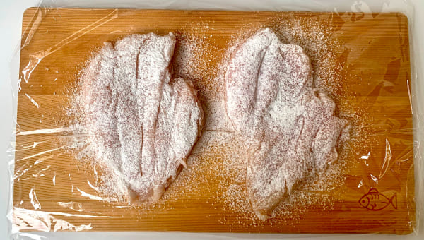 鶏肉にまんべんなく薄力粉をまぶす