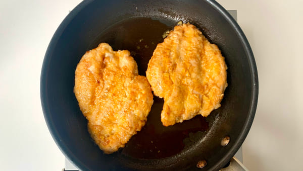 タレを煮て、鶏肉を戻し煮詰める
