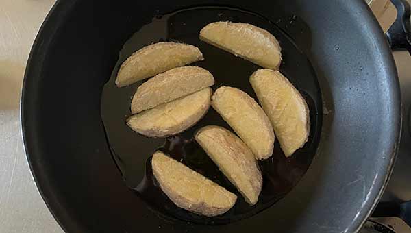 油を入れたフライパンにじゃがいもを並べる