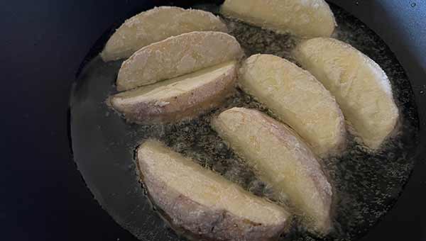 中火で焦げないように5～6分焼く
