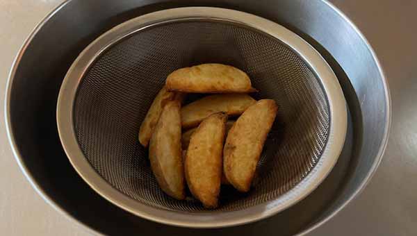 焼き色が付いたら金ザルにあげて塩を振る