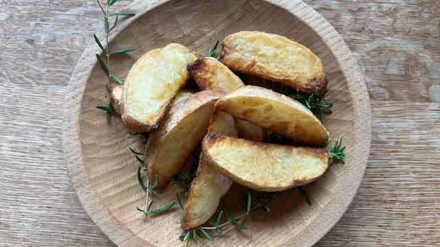 外はカリッと、中はほっくり！揚げないフライドポテトの作り方