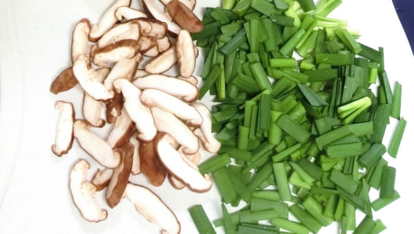 椎茸とニラを切る 椎茸とニラを切る