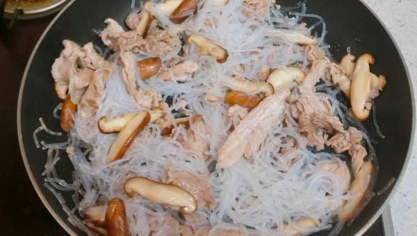 ニラ以外の具材を炒める ニラ以外の具材を炒める