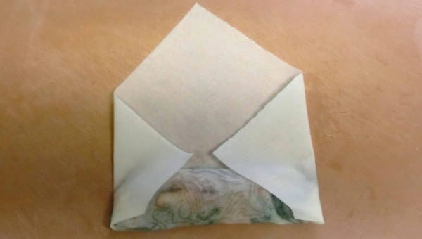 くるっとひと巻きして左右の両端を折り込む くるっとひと巻きして左右の両端を折り込む