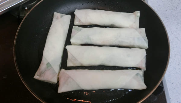 フライパンに春巻きを入れる フライパンに春巻きを入れる
