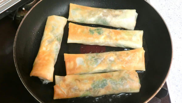 春巻きを返しながら焼く 春巻きを返しながら焼く