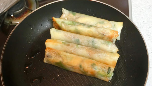 春巻きの側面も焼くとさらに香ばしくなる 春巻きの側面も焼くとさらに香ばしくなる