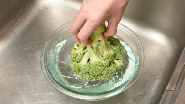 ブロッコリーを振り洗いする ブロッコリーを振り洗いする