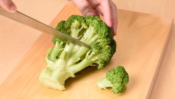 ブロッコリーを小房に分ける ブロッコリーを小房に分ける