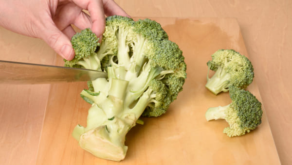 振り洗いしたブロッコリーを小房に分ける 振り洗いしたブロッコリーを小房に分ける