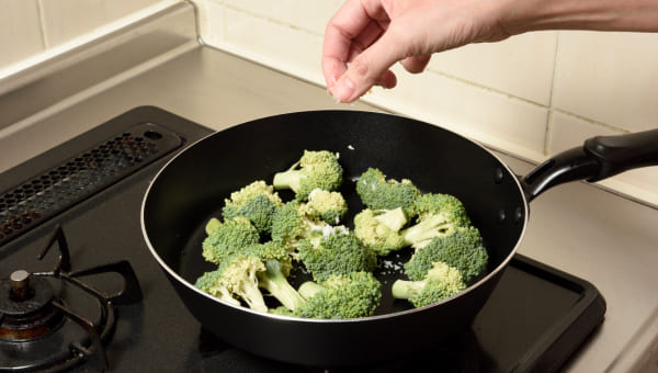 ブロッコリーをフライパンに入れる ブロッコリーをフライパンに入れる