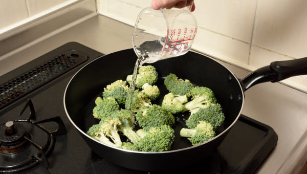 フライパンに水を注ぐ フライパンに水を注ぐ