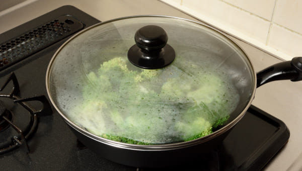 ふたをして蒸し焼きにする ふたをして蒸し焼きにする