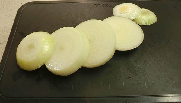 玉ねぎを輪切りにする