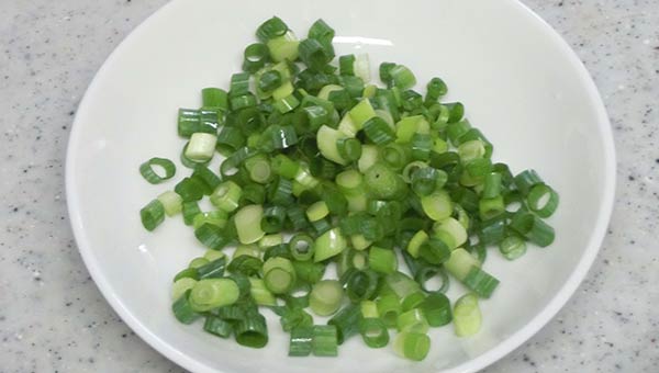 小ネギを小口切りにする