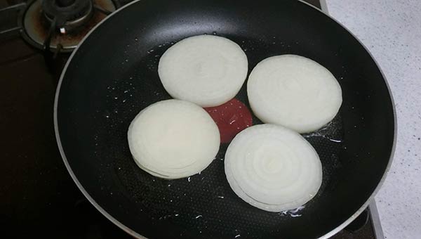 玉ねぎを弱めの中火で焼く