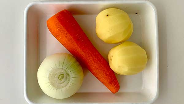 野菜の皮をむく