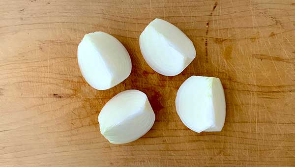 タマネギを4等分に切る