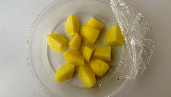 じゃがいもをレンジ加熱してやわらかくする