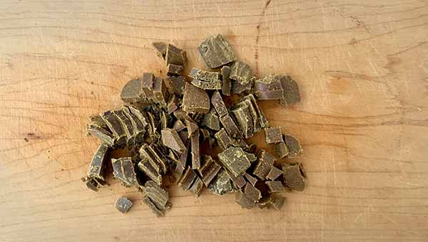 カレールウを粗みじん切りにする