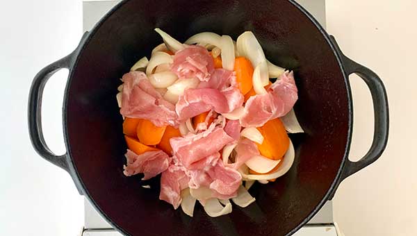 肉を加えてさらに炒める