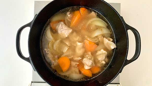 かぶるくらいの水を加え、ひと煮立ちする