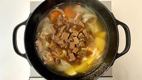 煮立ったら火を止めてカレールウを加え、溶かす