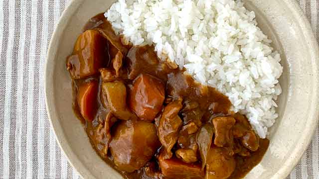 具材の煮込みは水少なめで！プロが教えるおいしいカレーの作り方