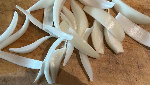タマネギをくし切りにする