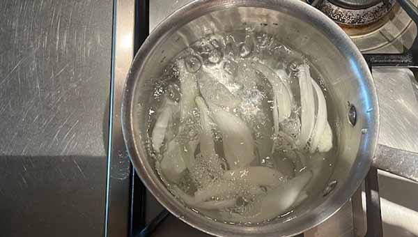 タマネギをかために茹でる