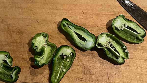 ピーマンを縦半分に切る